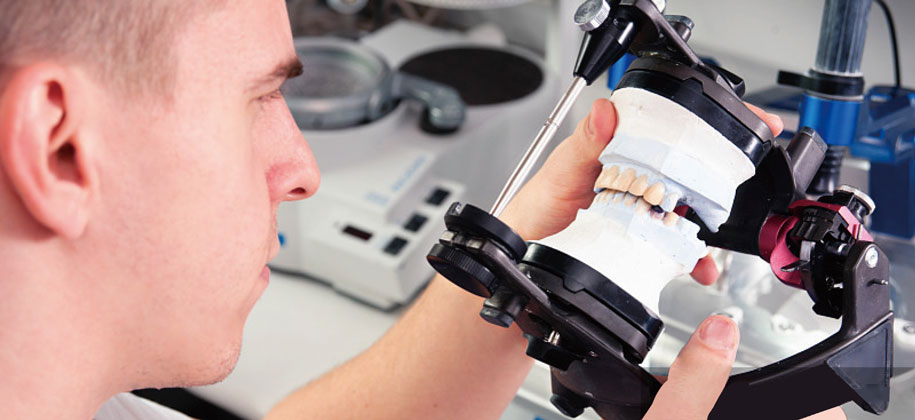 打磨、堆瓷、回切，到调色连续十几个小时的千锤百炼，产出一颗品相功能过关的博球品质义齿。