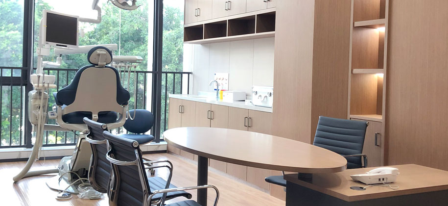 清洁无尘、门窗密封，地面铺陈材料坚硬光滑，内设空气净化装置，保证空气质量。