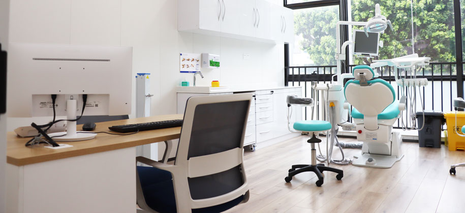 童趣化设计，儿童专用牙科治疗椅、STA微电脑调控系统无痛麻醉机，帮助孩子快乐看牙。